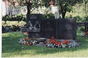 Kuva Karjalaan jääneiden muistomerkistä kirkon lähistöllä.