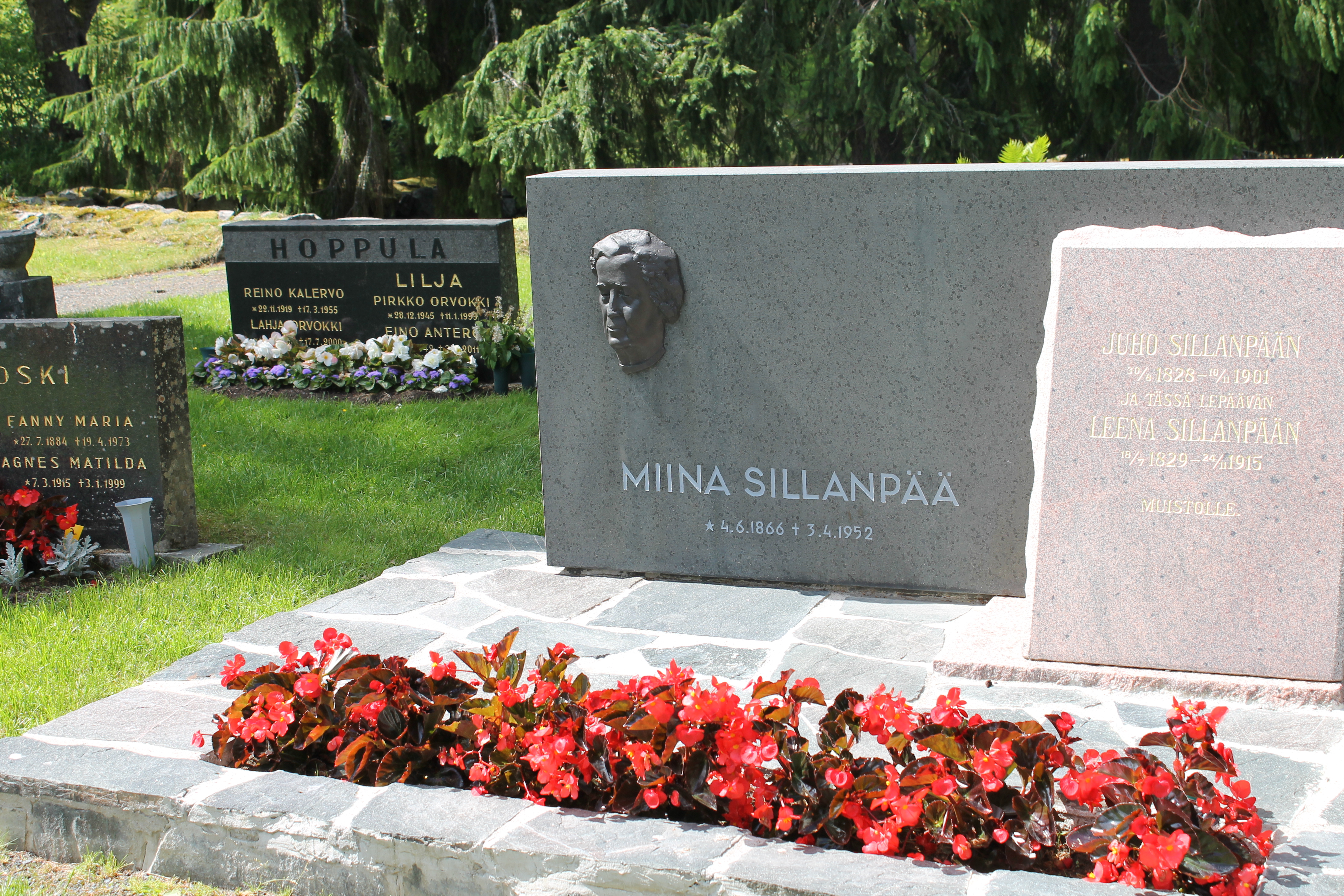 Miina Sillanpään hautakivi